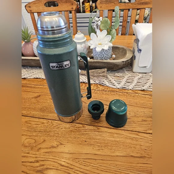 Vintage Stanley Aladdin Green Thermos 1 Qt Vacuum Bottle A-944DH Made In USA - Picture 3 of 5